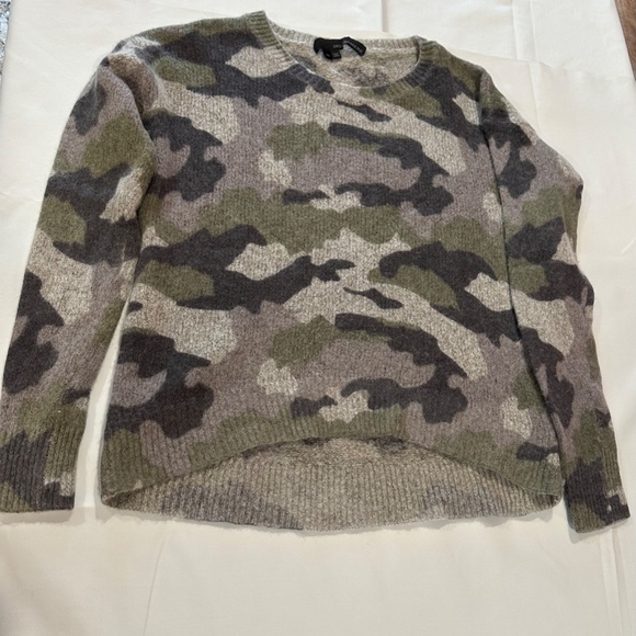 360 CASHMERE Green and Gray Camo Print Knit Sweater - Size XS. - Picture 7 of 15